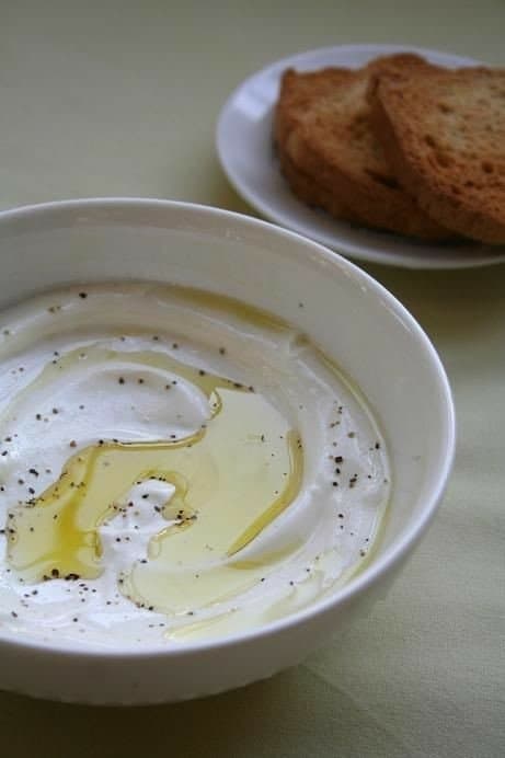 29 Snacks Saludables con Yogurt Griego: ¿Snacks saludables para disfrutar el juego sin culpas? Te presentamos 29 recetas a base de un cremoso yogurt griego y no lo pienses más.