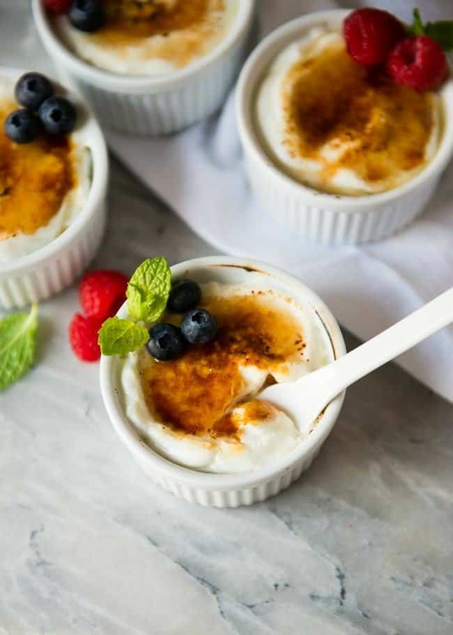 29 Snacks Saludables con Yogurt Griego: ¿Snacks saludables para disfrutar el juego sin culpas? Te presentamos 29 recetas a base de un cremoso yogurt griego y no lo pienses más.